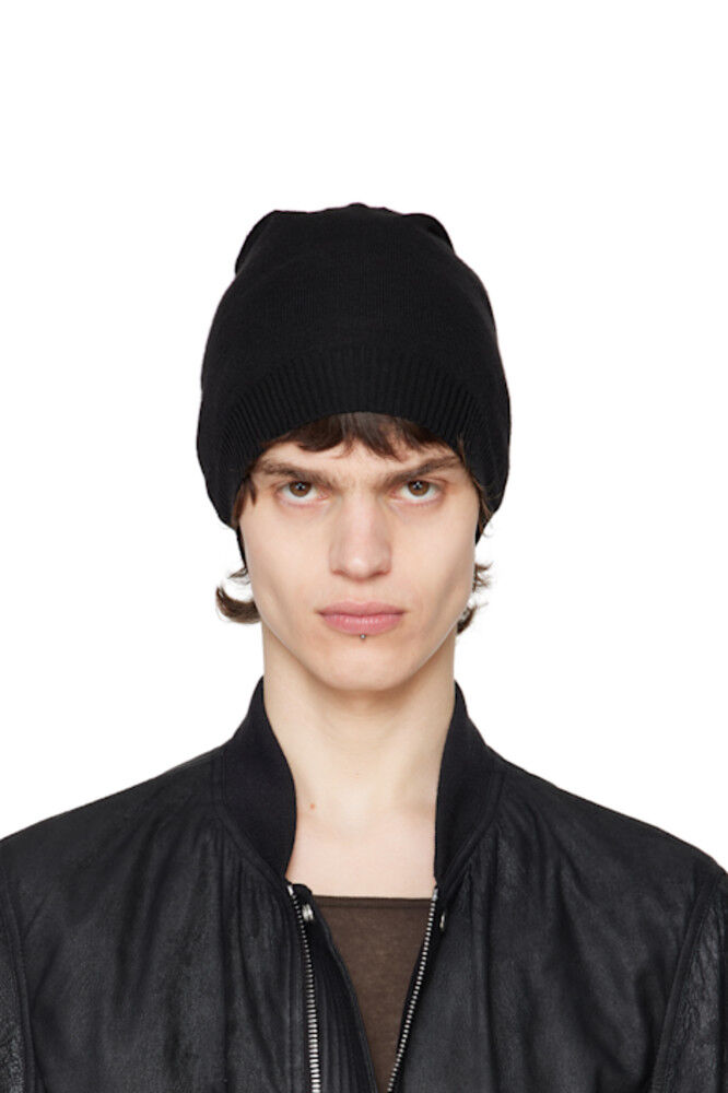 Черная голливудская шапка среднего размера Rick Owens
Черная голливудская шапка среднего размера Rick Owens