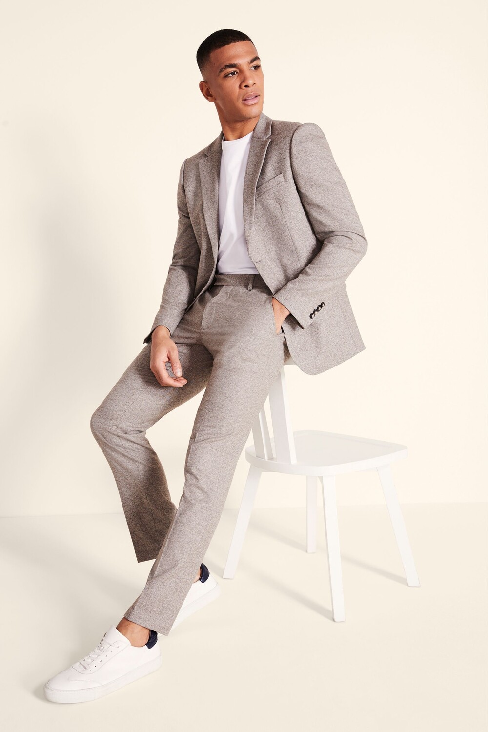 Новый нейтральный костюм с приталенным жакетом MOSS
Новый нейтральный костюм с приталенным жакетом MOSS