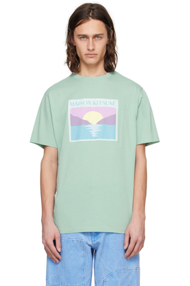 Футболка с почтовой открыткой «Зеленый закат» Maison Kitsuné
Футболка с почтовой открыткой «Зеленый закат» Maison Kitsuné