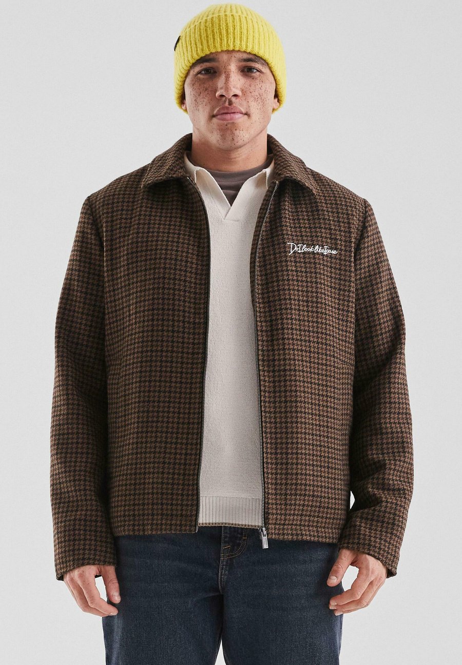 Куртка QS Light jacket, Dunkelbraun/Brown
Куртка QS Light jacket, Dunkelbraun/Brown