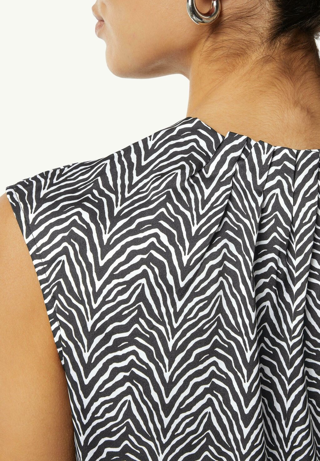 Топ MIT PLISSEE AUSSCHNITT comma, черный
Топ MIT PLISSEE AUSSCHNITT comma, черный