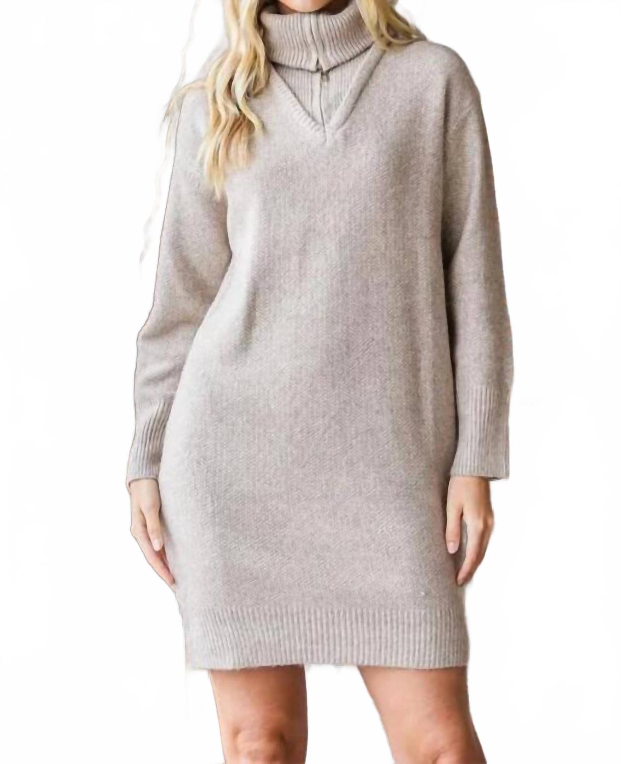 Вечное и на день платье-свитер в хаки Hailey & Co
Вечное и на день платье-свитер в хаки Hailey & Co