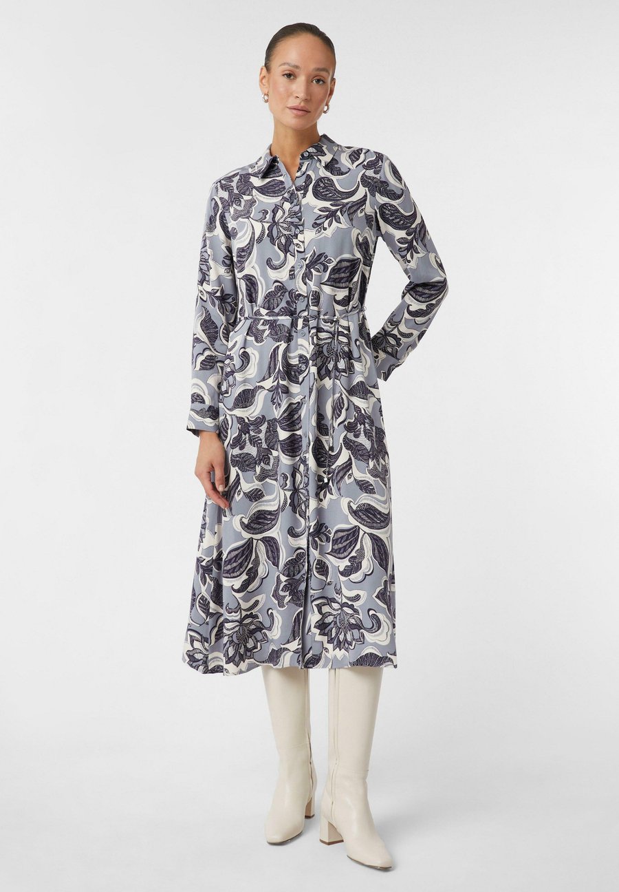 Платье comma IN MIDI-LÄNGE MIT BINDEGÜRTEL, Hellblau/Blue-Grey
Платье comma IN MIDI-LÄNGE MIT BINDEGÜRTEL, Hellblau/Blue-Grey