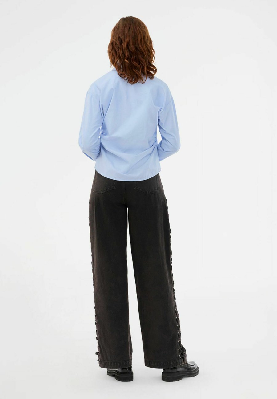 Блуза Modström Button-down blouse, Cashmere Blue/Blue
Блуза Modström Button-down blouse, Cashmere Blue/Blue