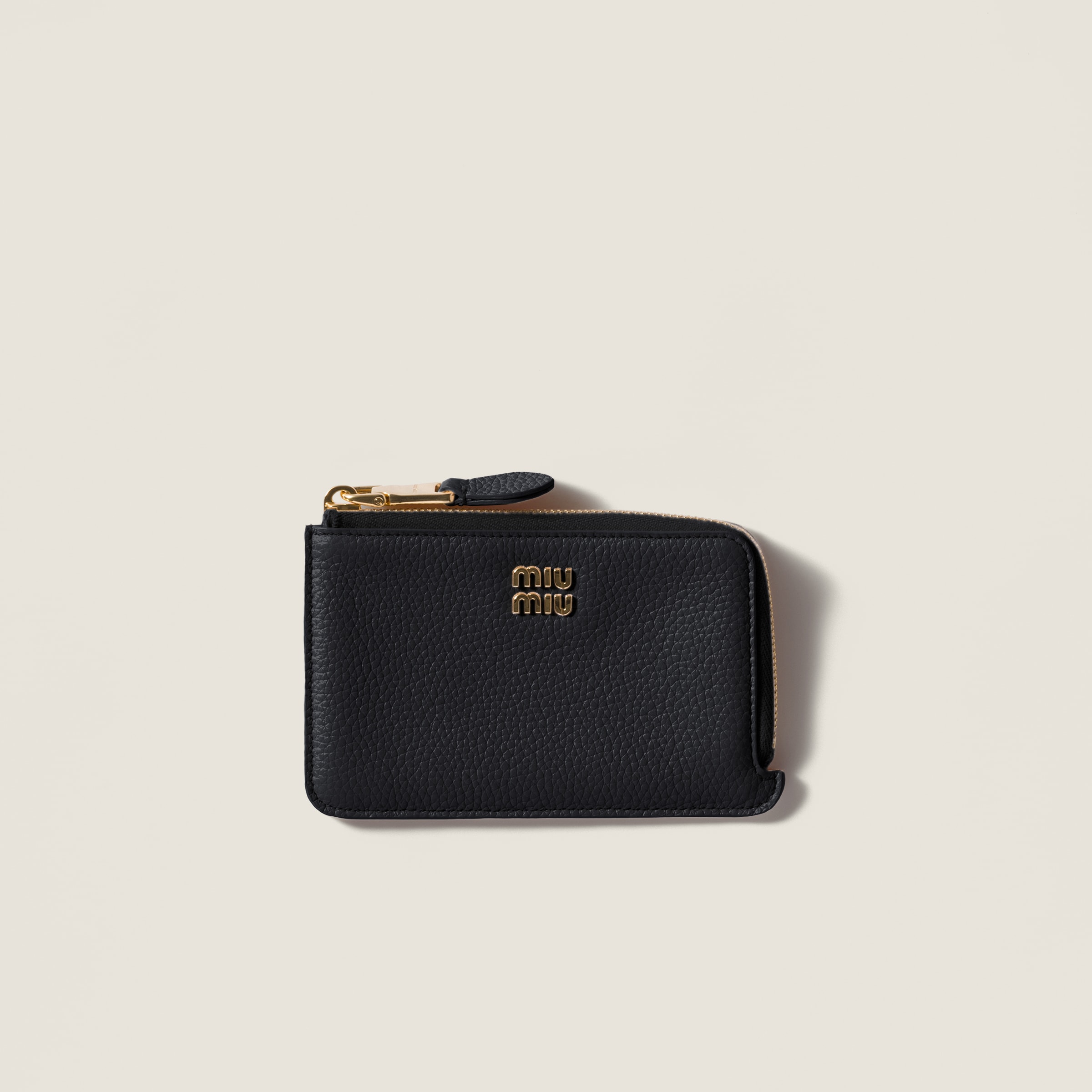 Кожаный чехол-держатель для карт MIU MIU, черное
Кожаный чехол-держатель для карт MIU MIU, черное