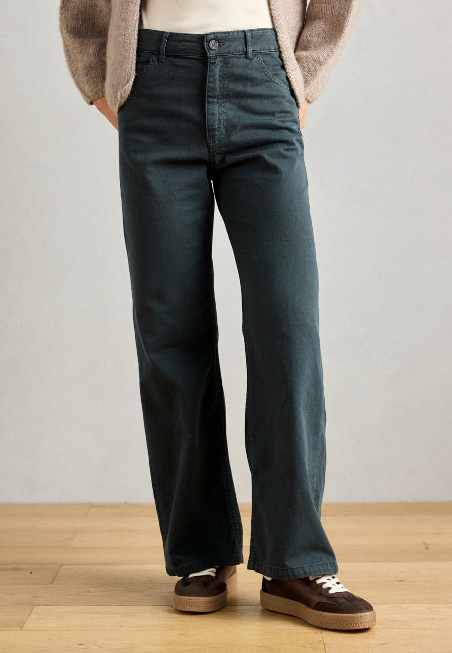 Брюки Ecoalf VALLEY PANTS WOMAN, Shadow Black/Black
Брюки Ecoalf VALLEY PANTS WOMAN, Shadow Black/Black