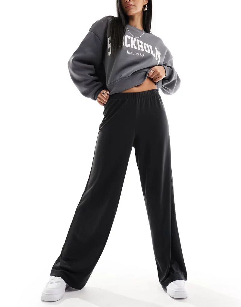 Monki – повседневные мягкие брюки черного цвета прямого кроя
Monki – повседневные мягкие брюки черного цвета прямого кроя