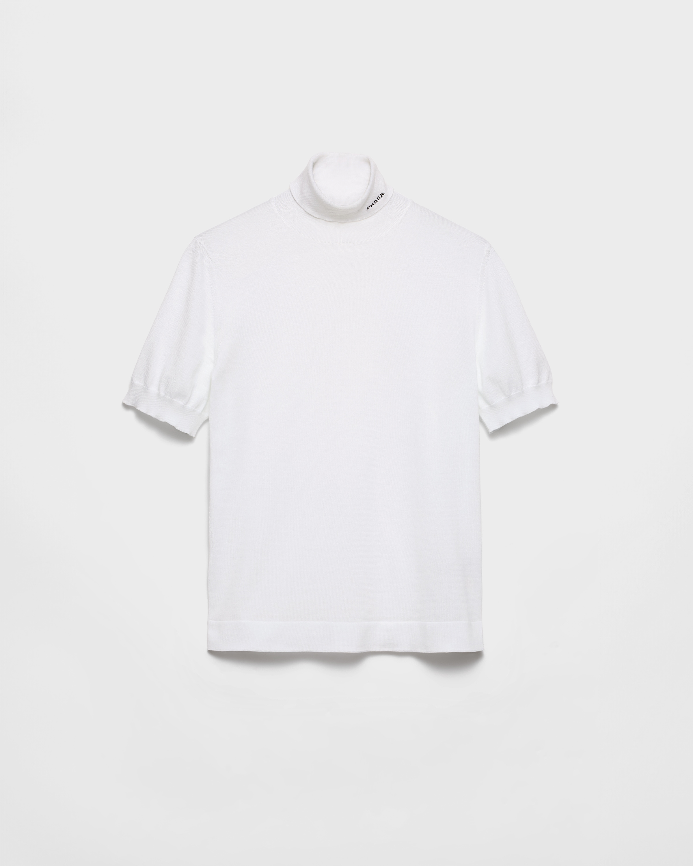 Хлопковый свитер с воротником-гольф Prada, белый
Хлопковый свитер с воротником-гольф Prada, белый