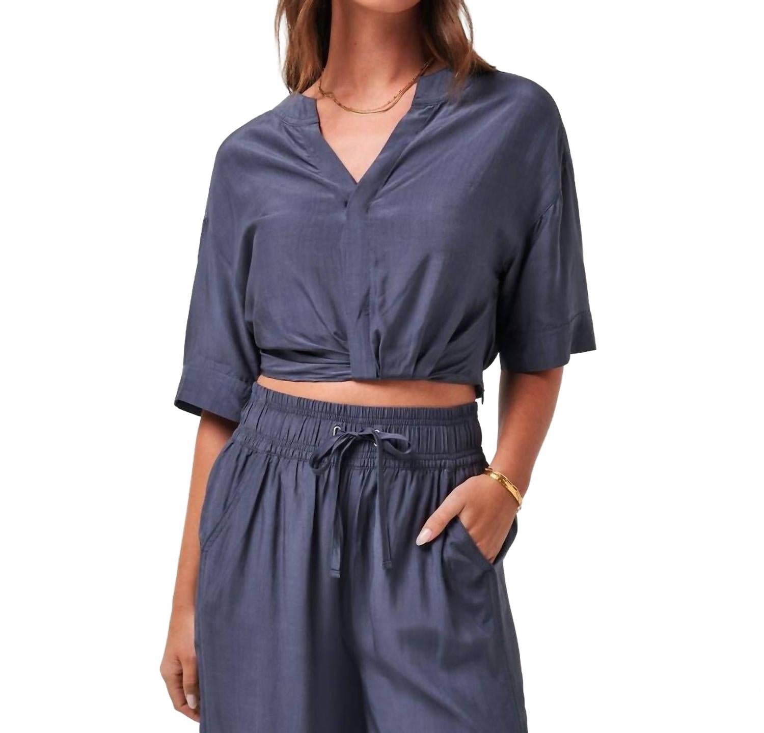 Travis Matthew Топ Savanna в градиентном синем цвете
Travis Matthew Топ Savanna в градиентном синем цвете