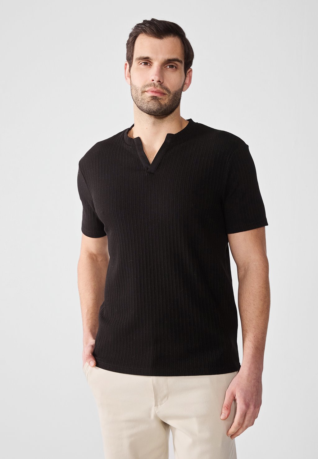 Базовая футболка Pier One, черный
Базовая футболка Pier One, черный