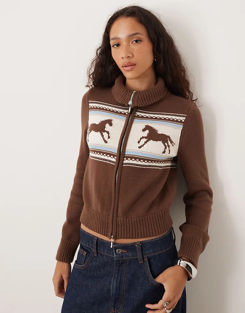Коричневый кардиган с изображением лошади от Abercrombie & Fitch, двойной молнией и отложным воротником
Коричневый кардиган с изображением лошади от Abercrombie & Fitch, двойной молнией и отложным воротником