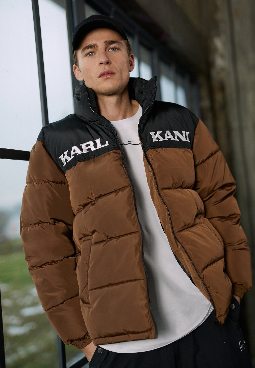 Куртка Karl Kani RETRO ESSENTIAL PUFFER, темно-коричневый
Куртка Karl Kani RETRO ESSENTIAL PUFFER, темно-коричневый