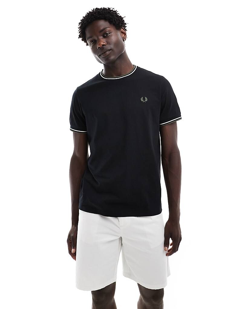 Fred Perry – черная футболка с двойной декоративной окантовкой
Fred Perry – черная футболка с двойной декоративной окантовкой