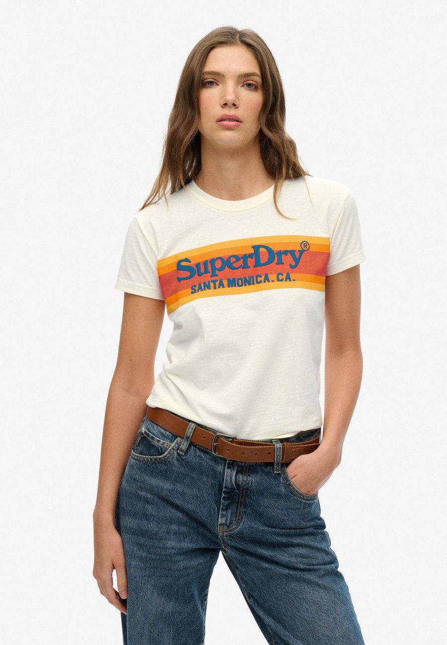 Футболка Superdry & Co VENUE OUTDOORS, Desert Bone Off White/White, Белый, Футболка Superdry & Co VENUE OUTDOORS, Desert Bone Off White/White
Футболка Superdry & Co VENUE OUTDOORS, Desert Bone Off White/White, Белый, Футболка Superdry & Co VENUE OUTDOORS, Desert Bone Off White/White