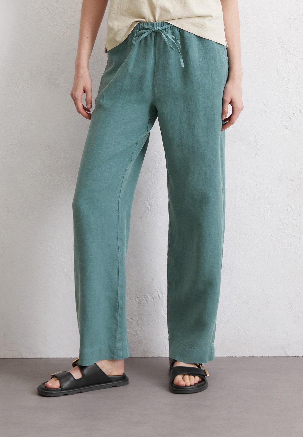 Брюки PANTS JOGGER STYLE STRAIGHT LEG MEDIUM WAIST DRAWSTRING AT WAIST Marc O'Polo, темно-зеленый
Брюки PANTS JOGGER STYLE STRAIGHT LEG MEDIUM WAIST DRAWSTRING AT WAIST Marc O'Polo, темно-зеленый