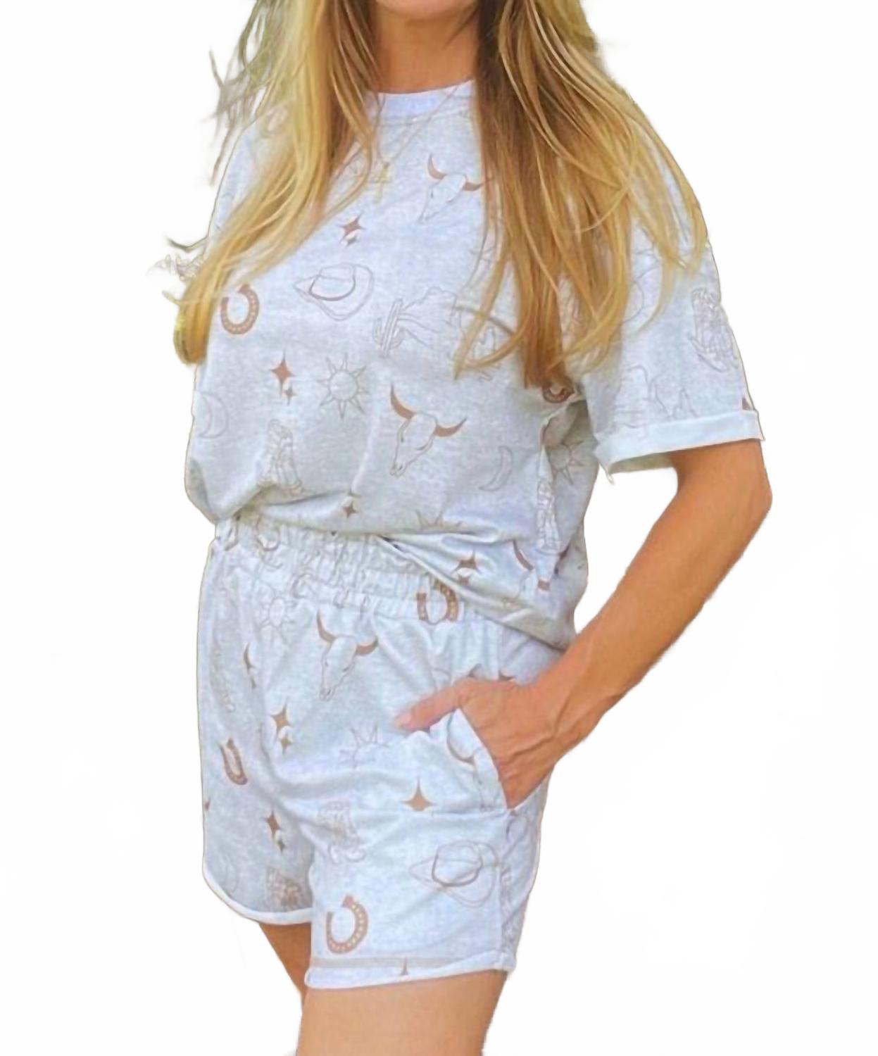 Стильный комплект из футболки с принтом и шорт с резинкой в голубом цвете Western Fashion La society
Стильный комплект из футболки с принтом и шорт с резинкой в голубом цвете Western Fashion La society