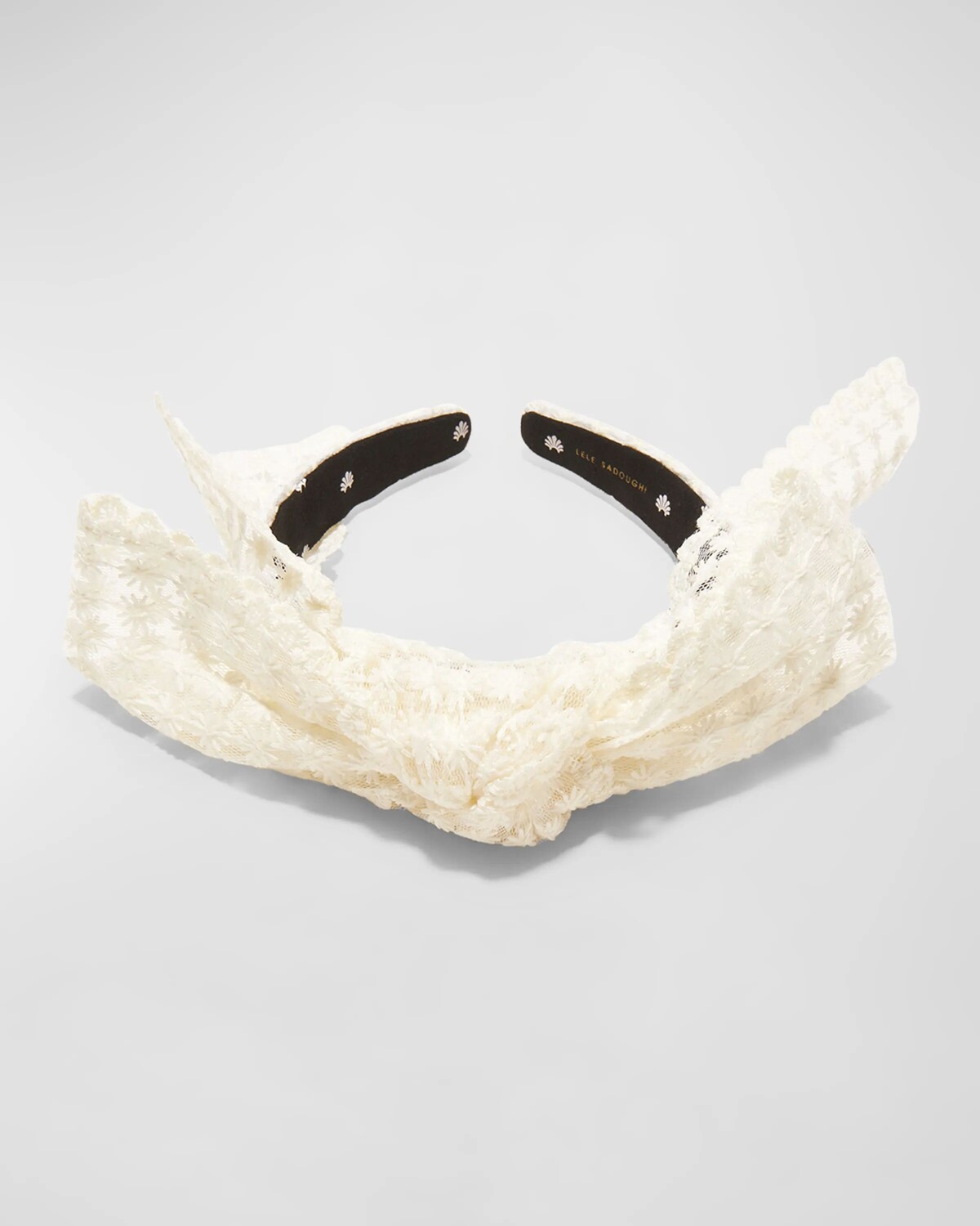 Повязка на голову Shirley с кружевным бантом Lele Sadoughi, цвет Ivory 100
Повязка на голову Shirley с кружевным бантом Lele Sadoughi, цвет Ivory 100