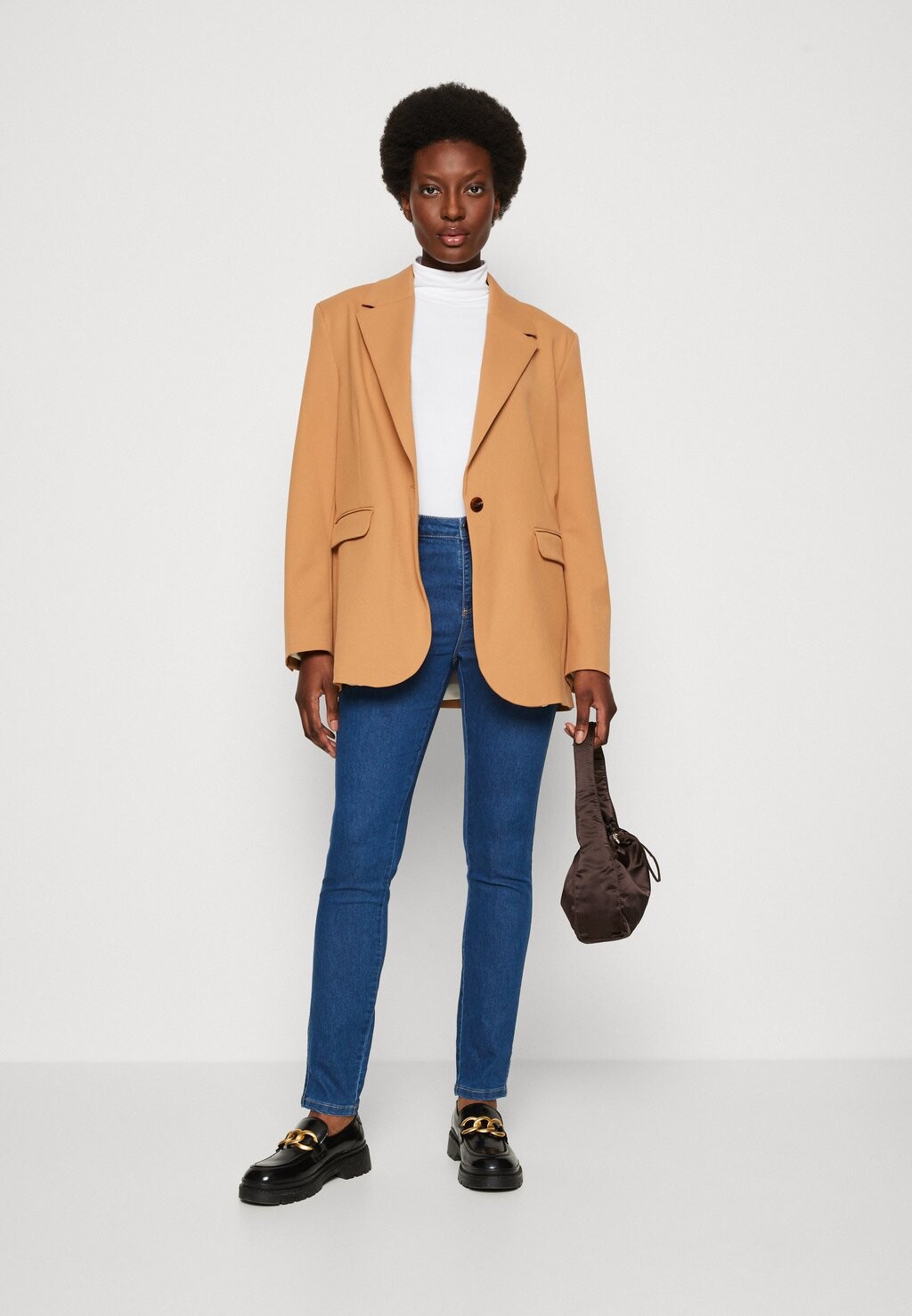 Приталенный фасон Kaffe, стираный деним среднего синего цвета Kavicky
Приталенный фасон Kaffe, стираный деним среднего синего цвета Kavicky