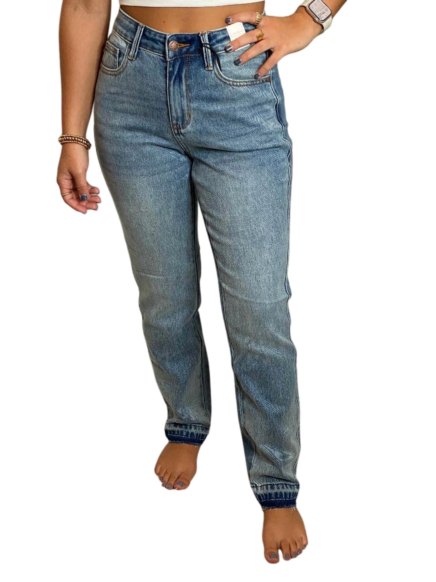 Женские джинсы бойфренды с заниженной посадкой и асимметричным низом в синем цвете Judy Blue
Женские джинсы бойфренды с заниженной посадкой и асимметричным низом в синем цвете Judy Blue