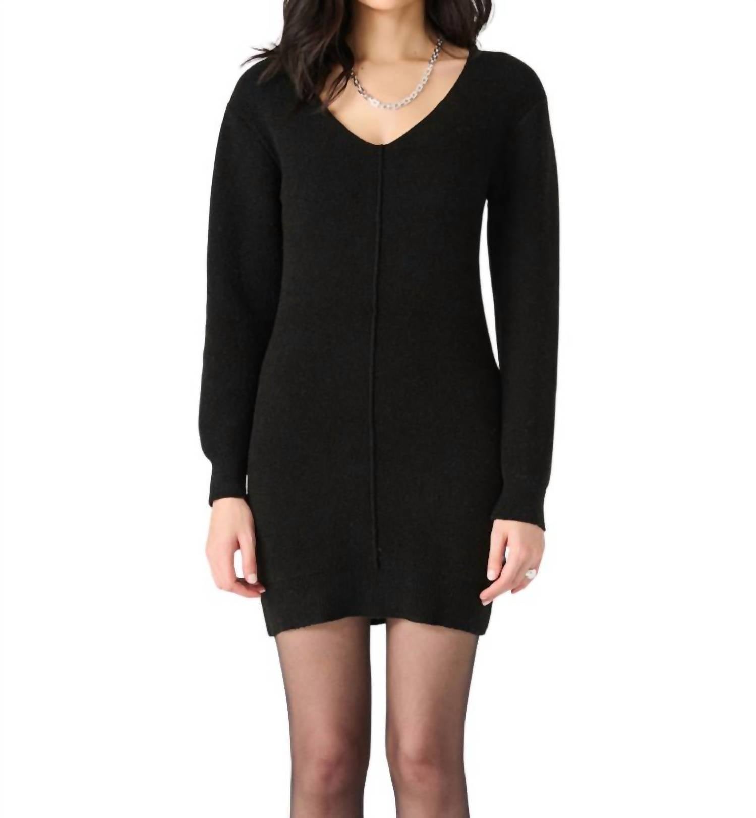 Платье-свитер с V-образным вырезом черного цвета Dex Clothing
Платье-свитер с V-образным вырезом черного цвета Dex Clothing