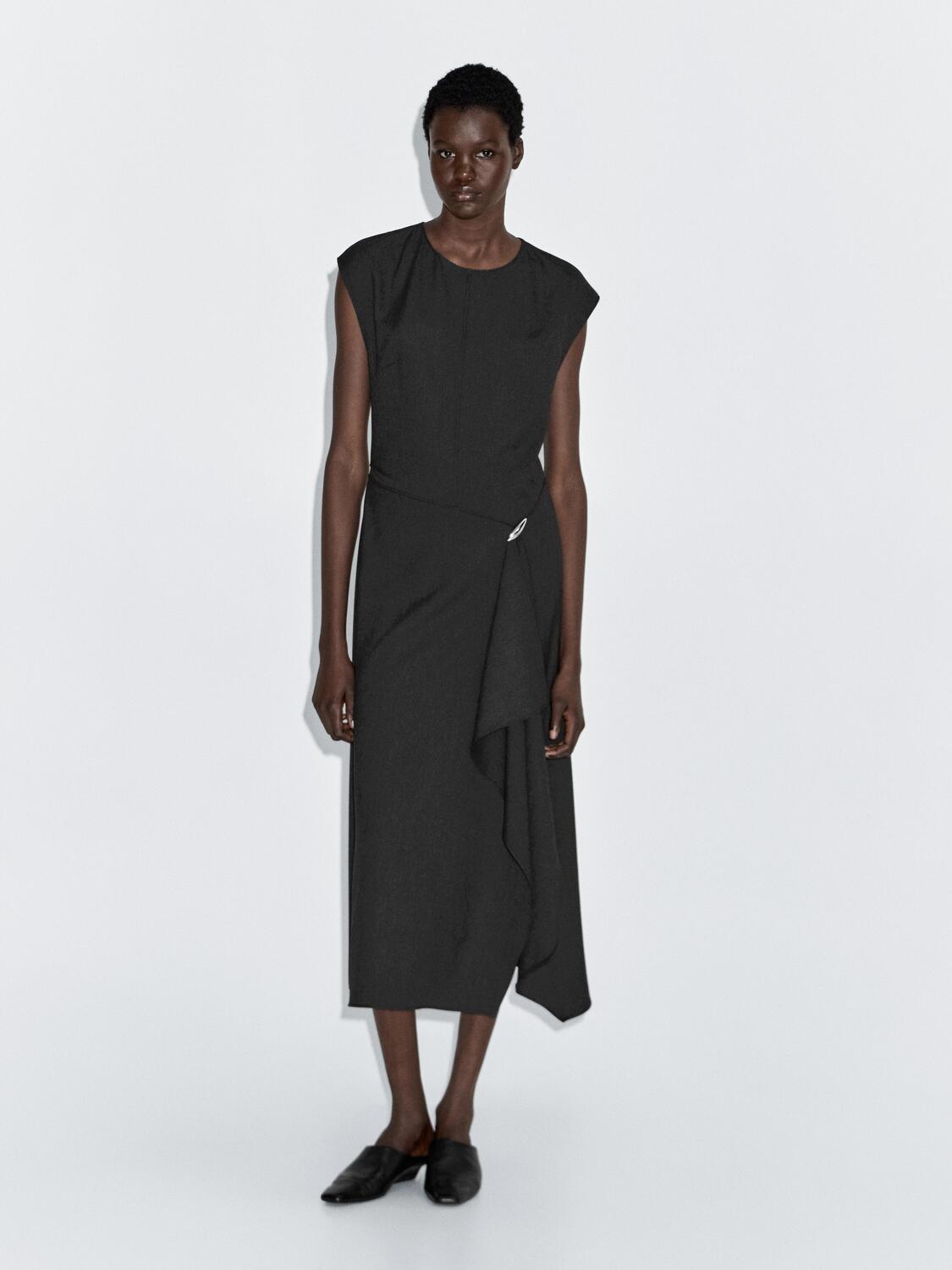 Платье миди с брошью Massimo Dutti, Charcoal
Платье миди с брошью Massimo Dutti, Charcoal