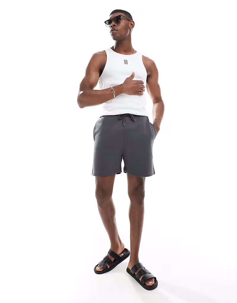 Узкие шорты ASOS DESIGN Essential в цвете «уголь»
Узкие шорты ASOS DESIGN Essential в цвете «уголь»