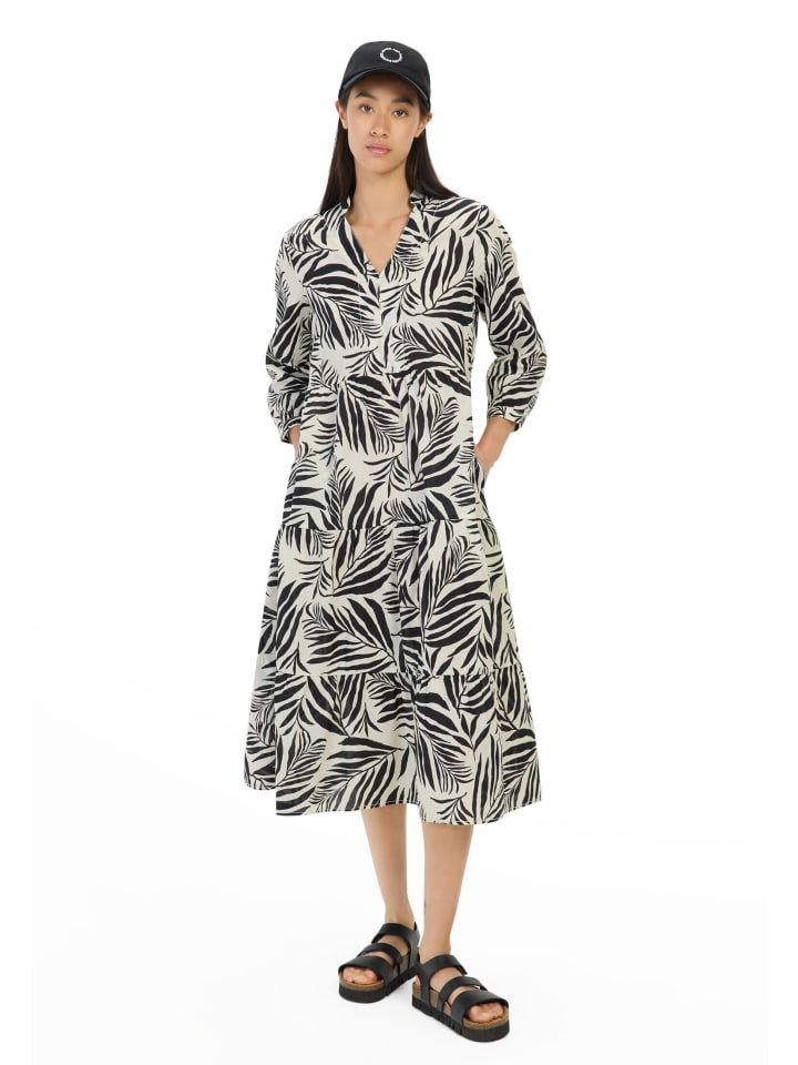 Летнее платье средней длины с принтом по всей поверхности в черно-белой гамме Camel Active
Летнее платье средней длины с принтом по всей поверхности в черно-белой гамме Camel Active