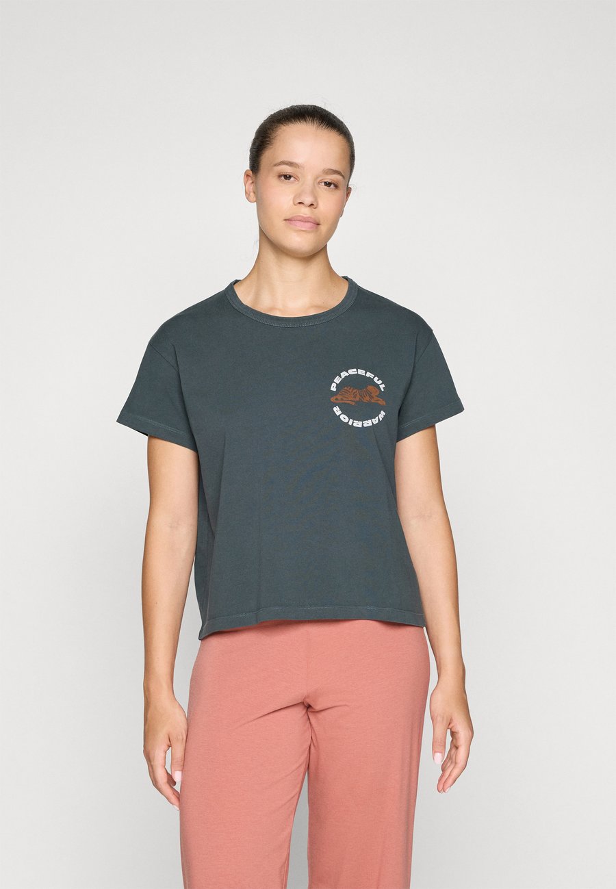 Футболка Yogasearcher BIOPEACE, Forest/Dark Green, Зеленый, Футболка Yogasearcher BIOPEACE, Forest/Dark Green
Футболка Yogasearcher BIOPEACE, Forest/Dark Green, Зеленый, Футболка Yogasearcher BIOPEACE, Forest/Dark Green