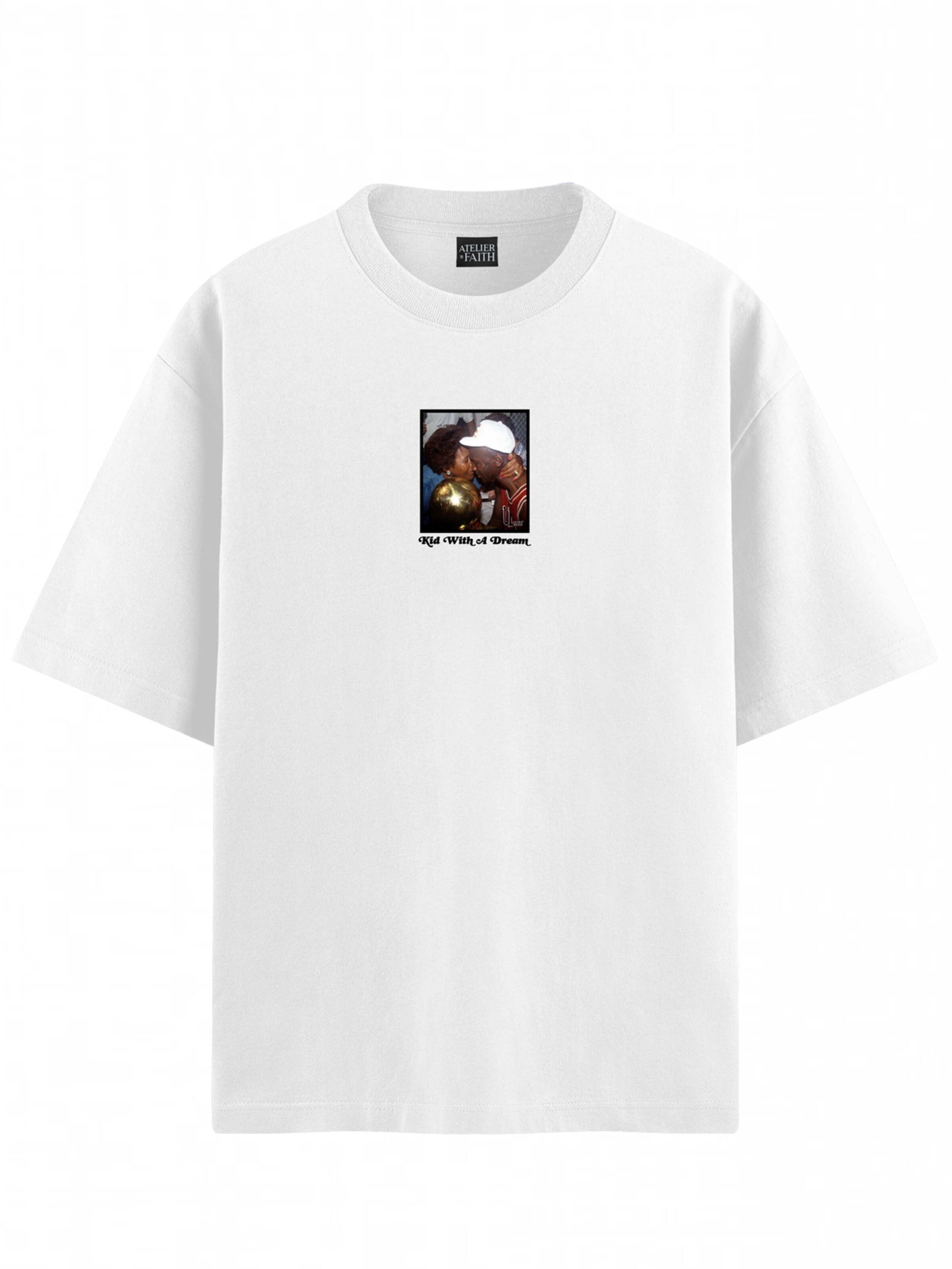 ATELIER OF FAITH Футболка 'MJ - KID WITH A DREAM' в белом цвете
ATELIER OF FAITH Футболка 'MJ - KID WITH A DREAM' в белом цвете