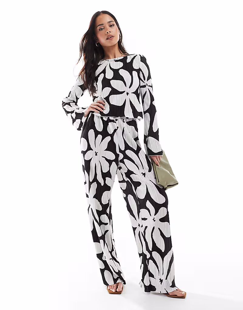 Широкие брюки-плиссе с высокой талией и однотонным цветочным принтом Vero Moda
Широкие брюки-плиссе с высокой талией и однотонным цветочным принтом Vero Moda