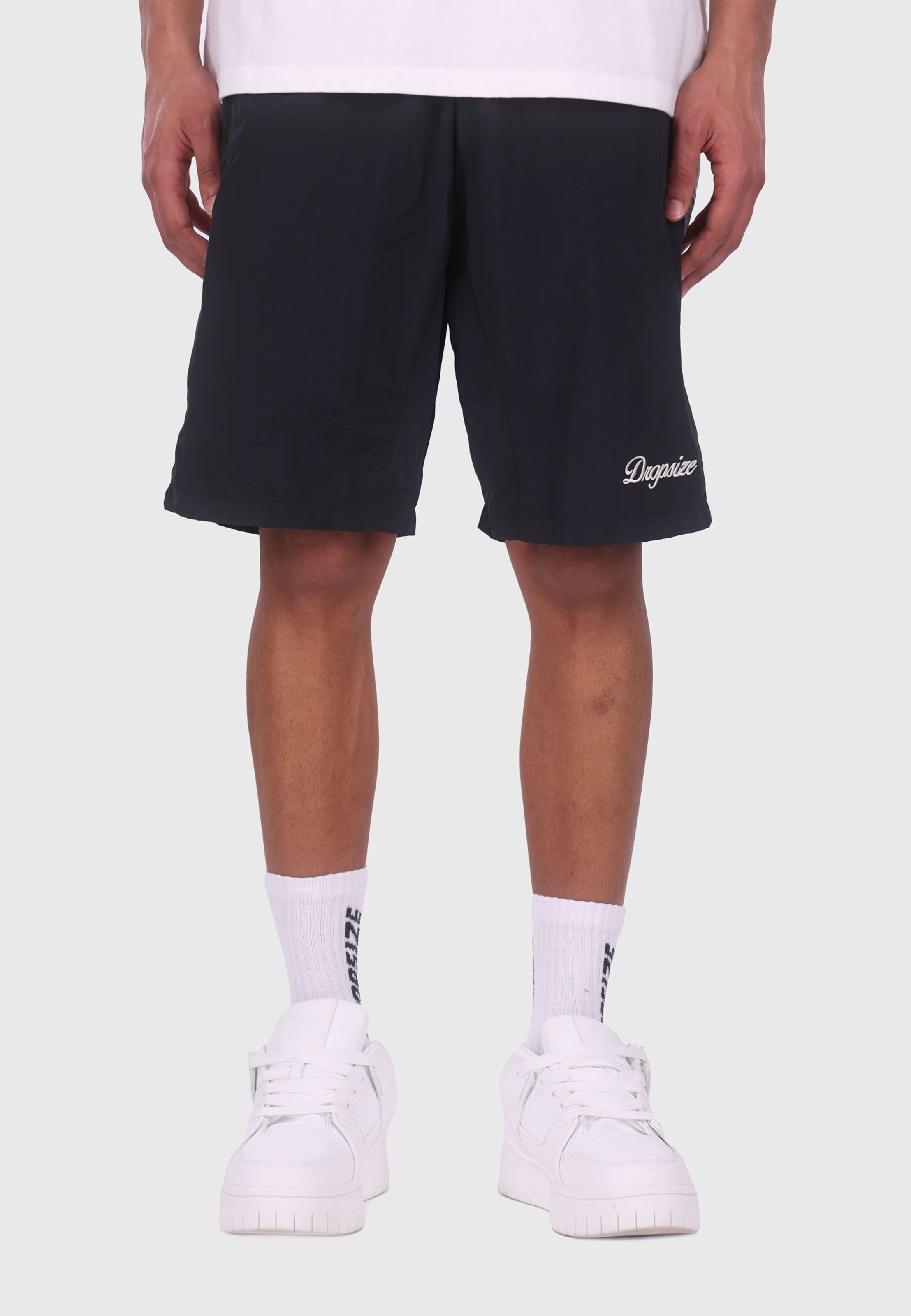 Dropsize Шорты Regular 'Piping' в черном цвете
Dropsize Шорты Regular 'Piping' в черном цвете