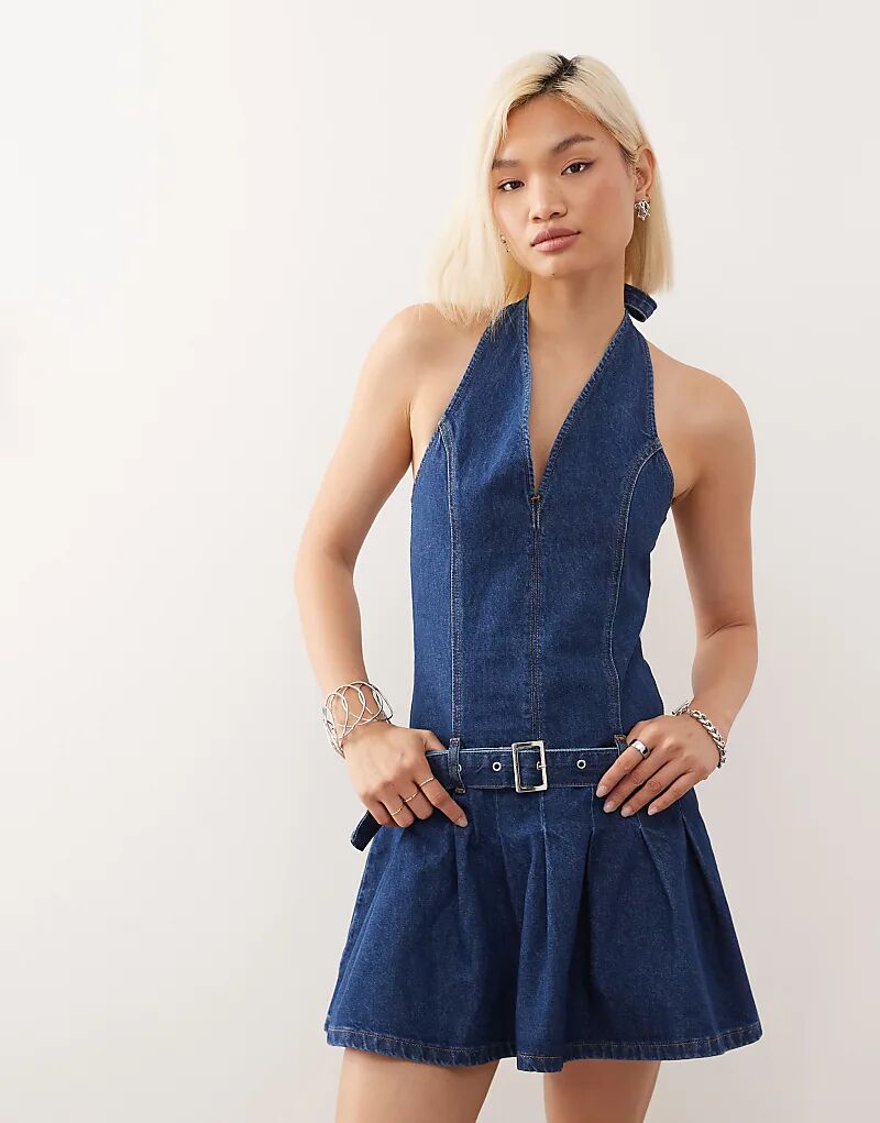 COLLUSION Джинсовое мини-платье 90-х годов с лямкой через шею и поясом синего цвета
COLLUSION Джинсовое мини-платье 90-х годов с лямкой через шею и поясом синего цвета