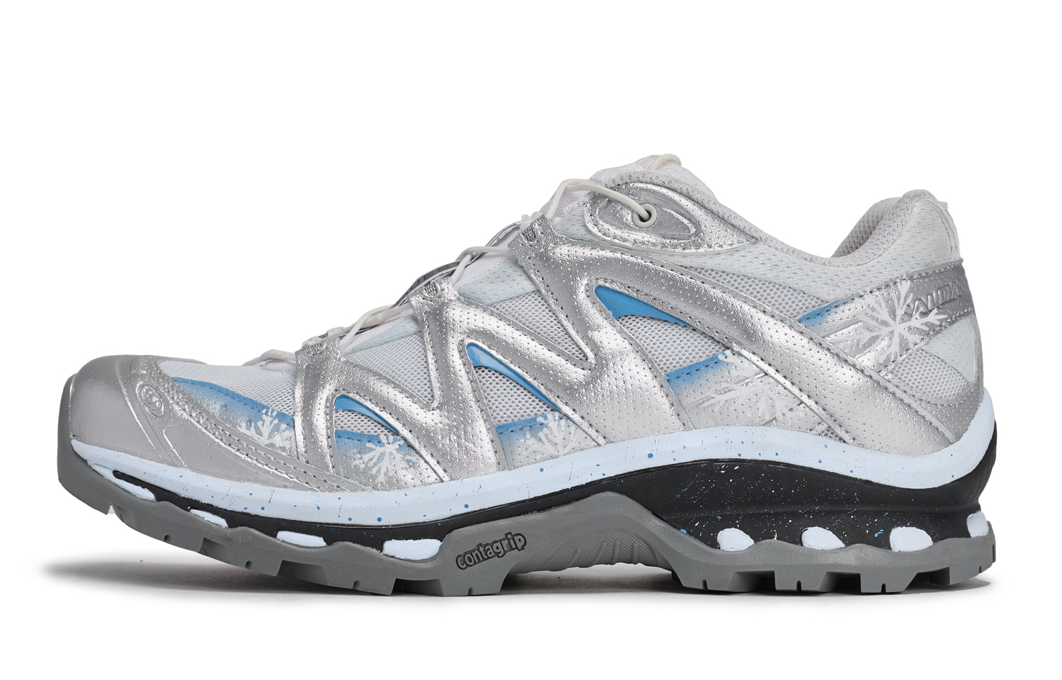 XT Quest 811 Manufacturing, Quiet Realm First Snow дышащие низкие туристические ботинки для горных походов Unisex SALOMON, черный белый синий серебряный
XT Quest 811 Manufacturing, Quiet Realm First Snow дышащие низкие туристические ботинки для горных походов Unisex SALOMON, черный белый синий серебряный