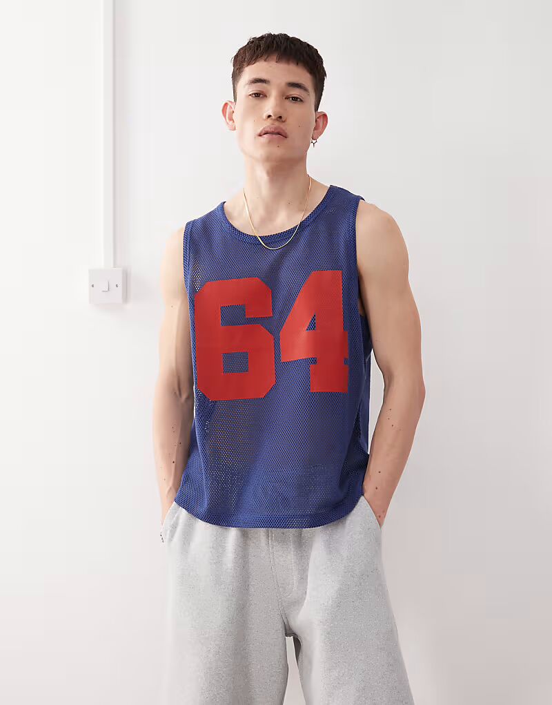 COLLUSION Вязаная крючком майка синего цвета с принтом номера университета
COLLUSION Вязаная крючком майка синего цвета с принтом номера университета