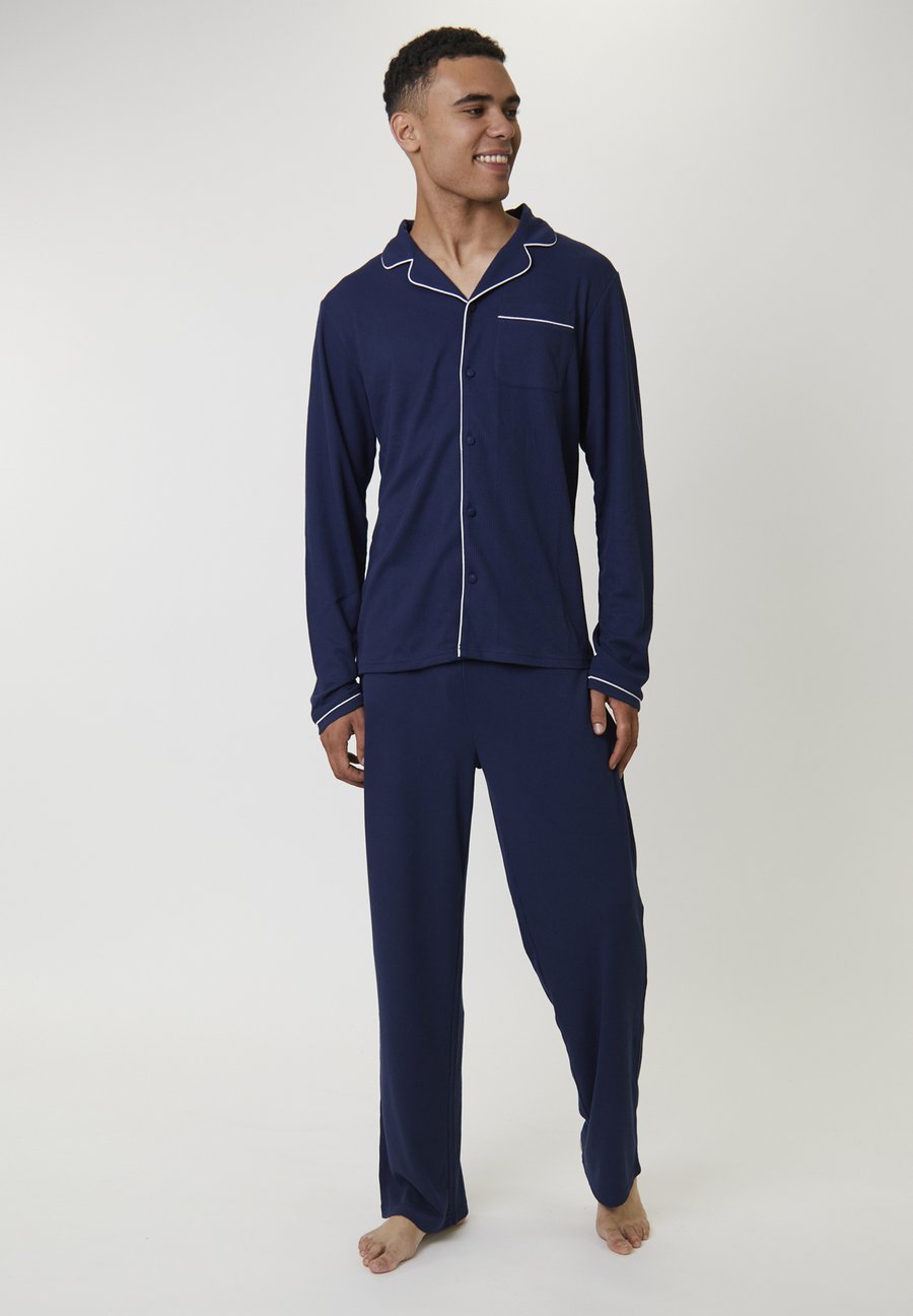 Пижамный комплект Loungeable TRADITIONAL RIB SET, Navy/Blue
Пижамный комплект Loungeable TRADITIONAL RIB SET, Navy/Blue