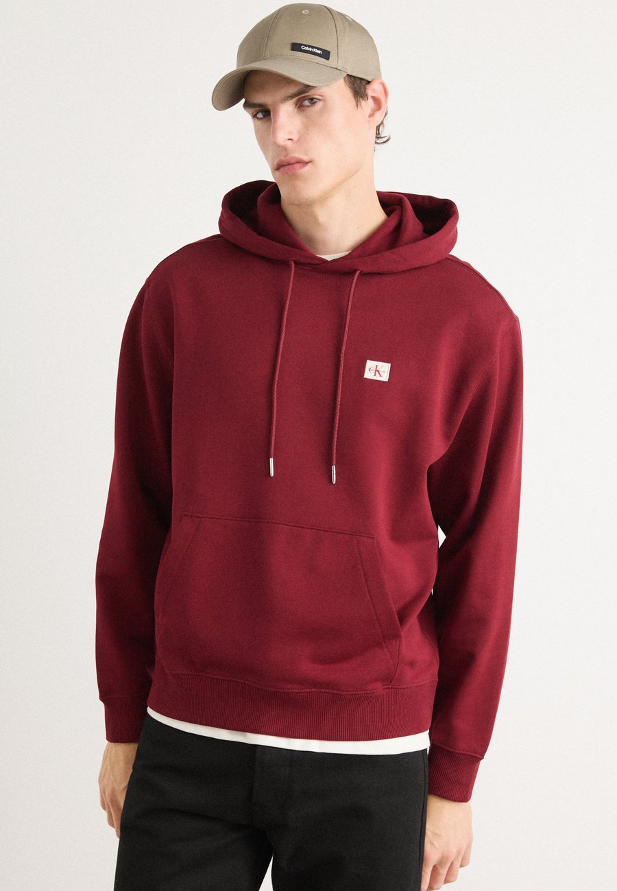 Толстовка Calvin Klein Jeans BADGE HOODIE, Renaissance Red/Red
Толстовка Calvin Klein Jeans BADGE HOODIE, Renaissance Red/Red