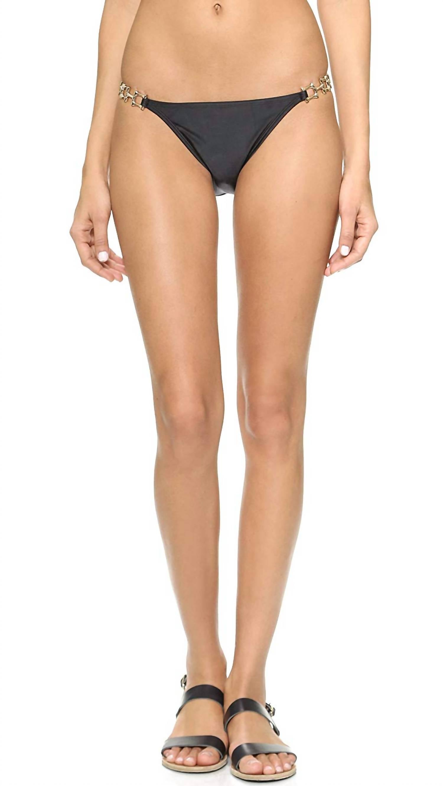 Женский купальник бикини с золотыми цепочками и ремешками в черном/золотом цвете PQ Swim
Женский купальник бикини с золотыми цепочками и ремешками в черном/золотом цвете PQ Swim