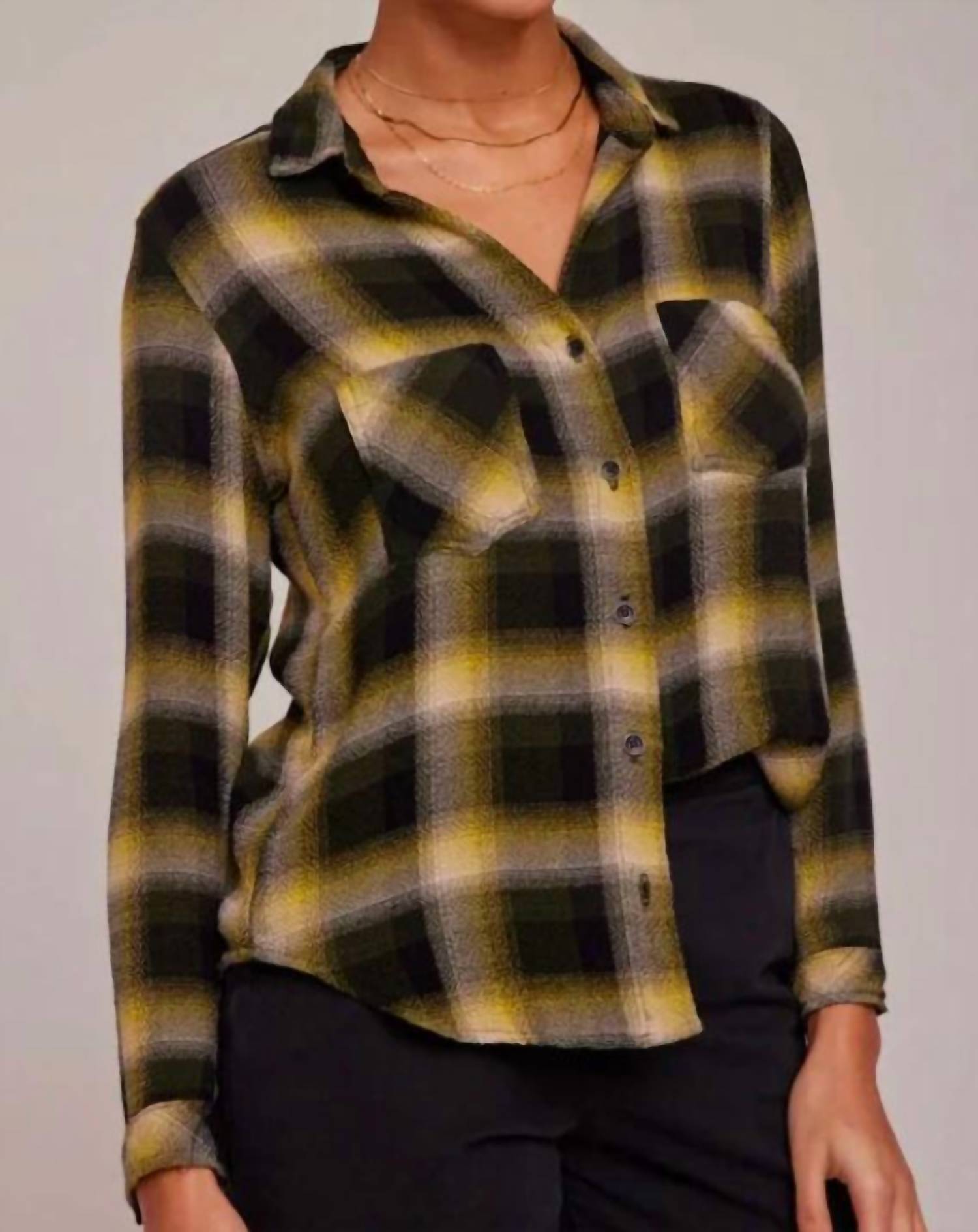 Рубашка на пуговицах с двумя карманами в зеленую и черную клетку Bella Dahl
Рубашка на пуговицах с двумя карманами в зеленую и черную клетку Bella Dahl