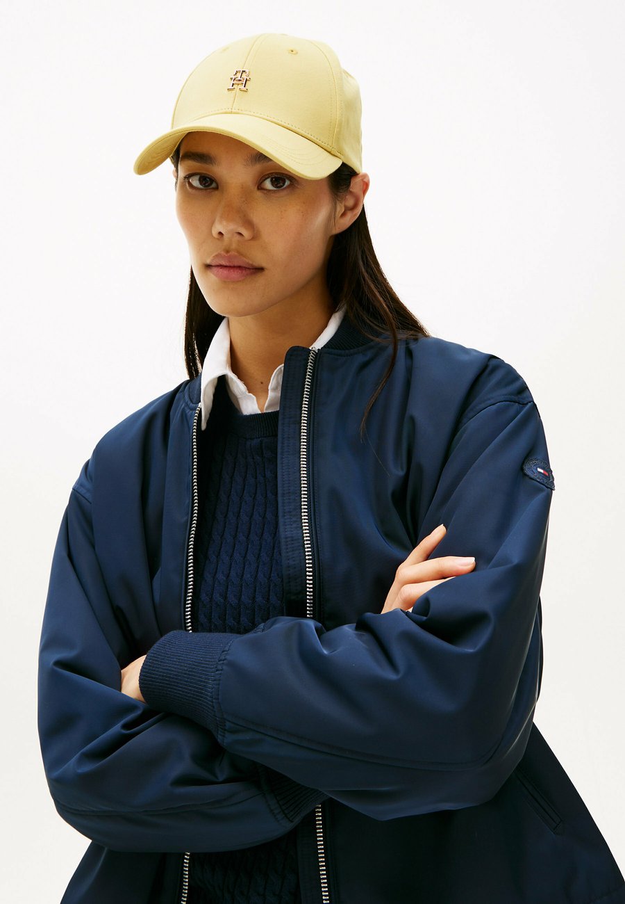 Бейсболка Tommy Hilfiger CHIC SIX PANEL BASEBALL , Meringue/Yellow
Бейсболка Tommy Hilfiger CHIC SIX PANEL BASEBALL , Meringue/Yellow