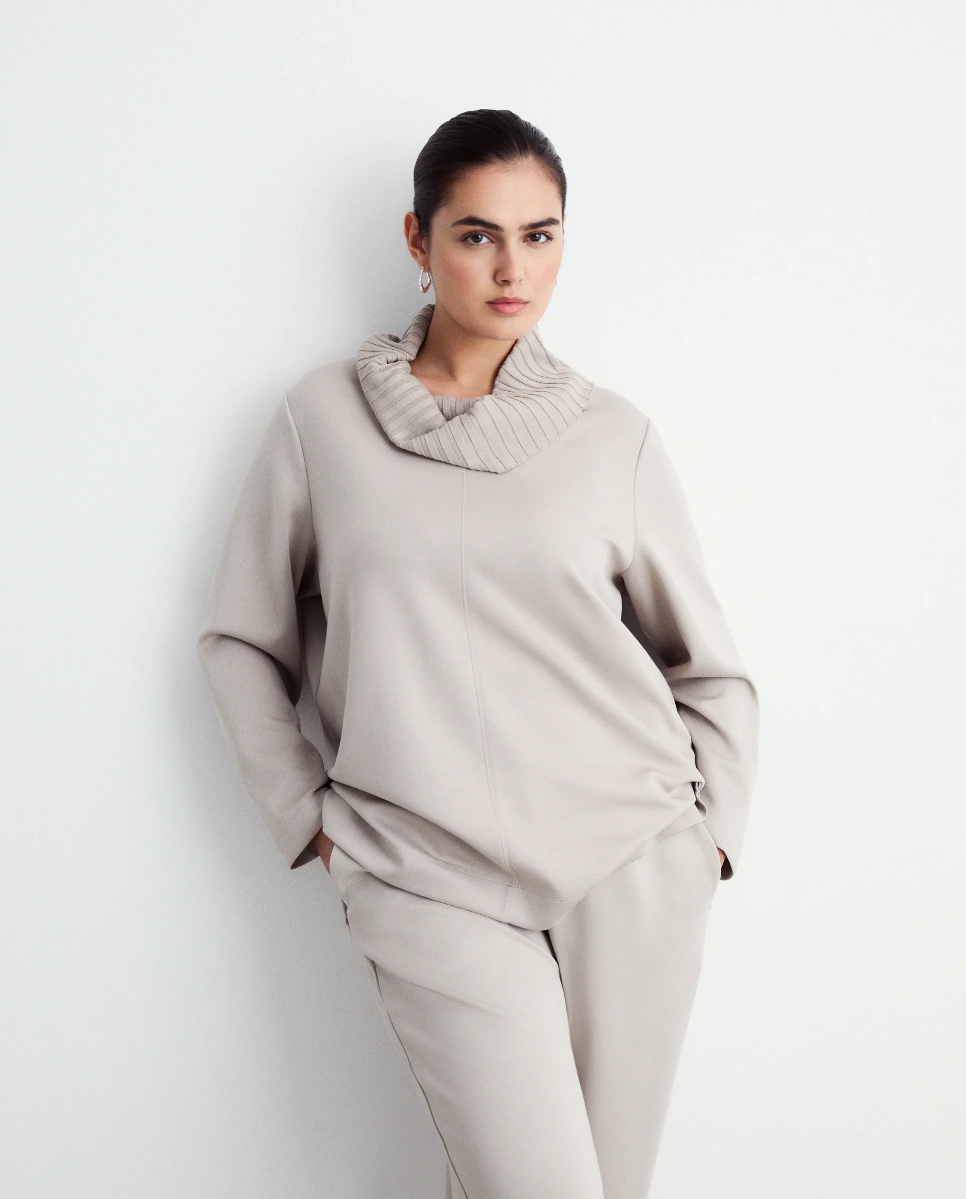 Женская футболка с высоким воротником Couchel, бежевый
Женская футболка с высоким воротником Couchel, бежевый