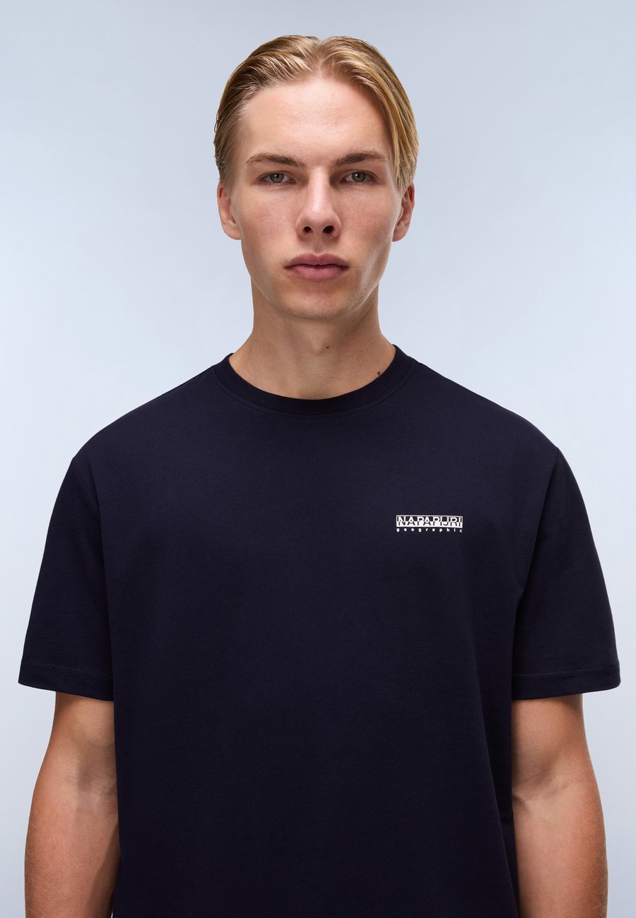 Футболка Napapijri GUIDE, Blu Marine/Dark Blue, Синий, Футболка Napapijri GUIDE, Blu Marine/Dark Blue
Футболка Napapijri GUIDE, Blu Marine/Dark Blue, Синий, Футболка Napapijri GUIDE, Blu Marine/Dark Blue