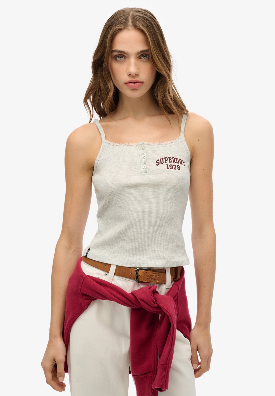 Топ Superdry & Co ATHLETIC ESSENTIALS GRAPHIC BUTTON CAMI, Iced Grey Marl/Light Grey
Топ Superdry & Co ATHLETIC ESSENTIALS GRAPHIC BUTTON CAMI, Iced Grey Marl/Light Grey