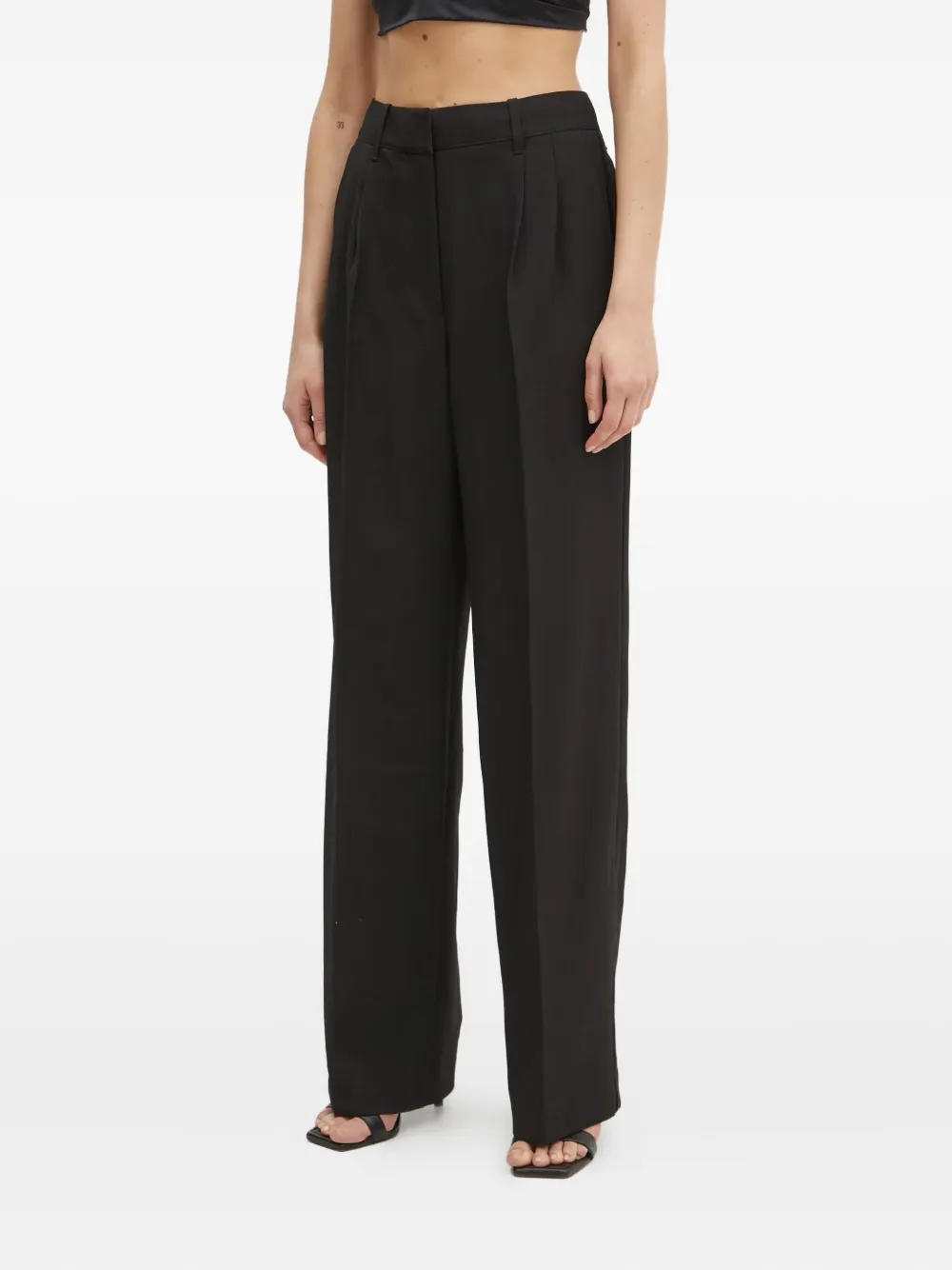 Брюки с защипами GUESS USA, черный
Брюки с защипами GUESS USA, черный