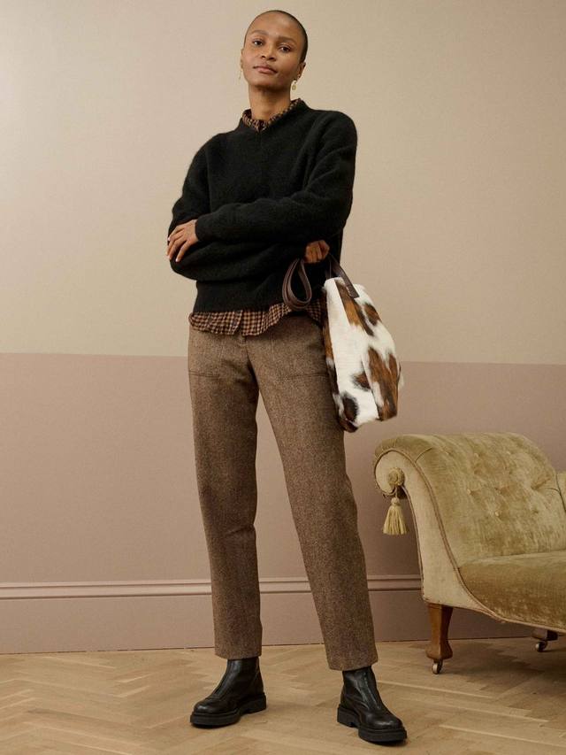 Свитер с v-образным вырезом из смеси альпаки и мериносовой шерсти Brora, Black
Свитер с v-образным вырезом из смеси альпаки и мериносовой шерсти Brora, Black