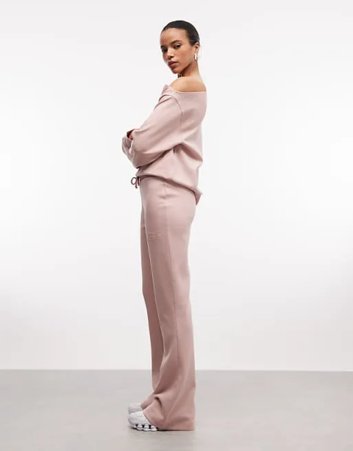 Темно-розовые расклешенные брюки в стиле интерлок Weekend Collective
Темно-розовые расклешенные брюки в стиле интерлок Weekend Collective