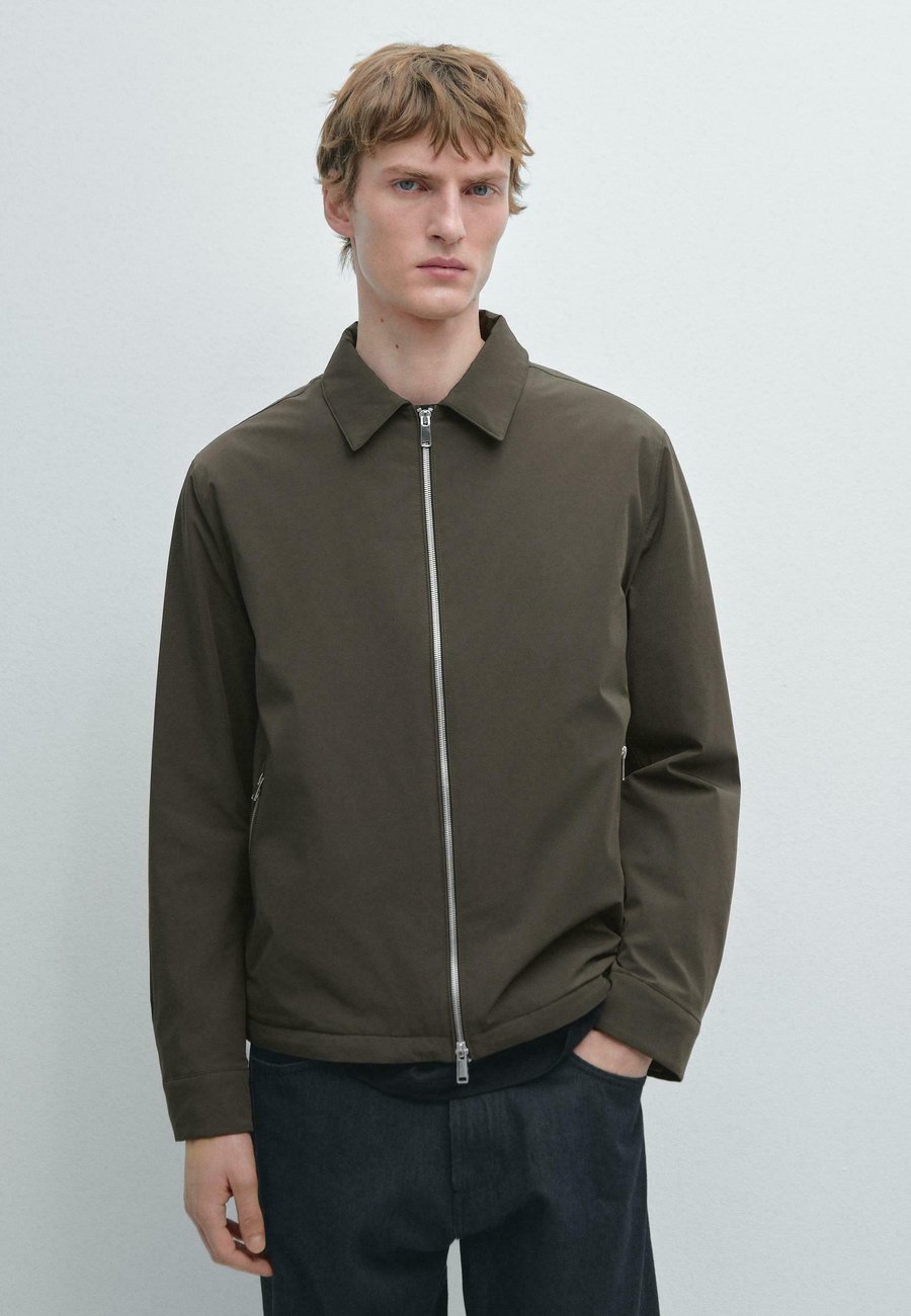 Куртка Massimo Dutti SHORT JACKET WITH POCKET DETAILS , Khaki
Куртка Massimo Dutti SHORT JACKET WITH POCKET DETAILS , Khaki