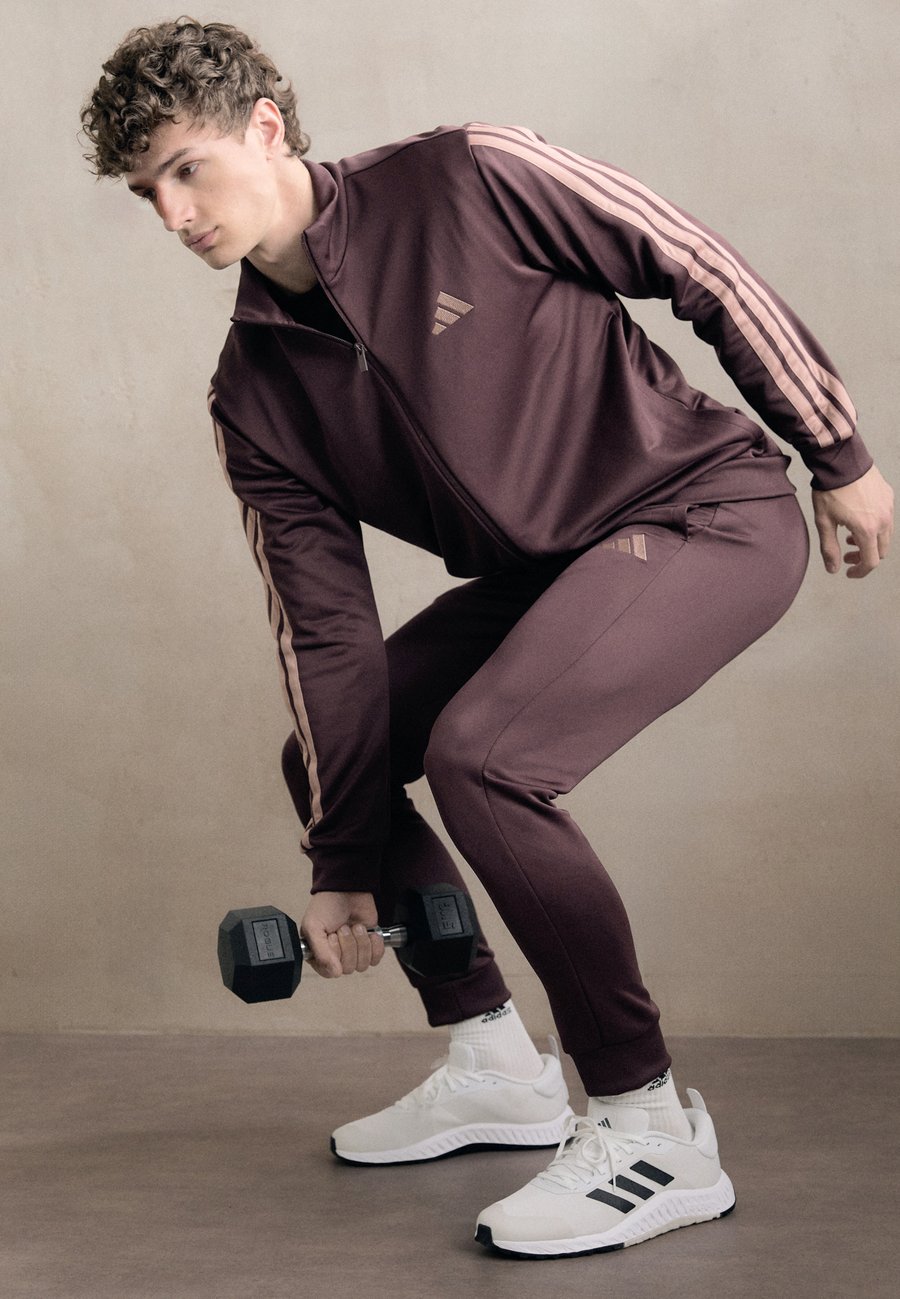 Спортивный костюм Adidas Sportswear SET, Aurora Ruby/Dark Red
Спортивный костюм Adidas Sportswear SET, Aurora Ruby/Dark Red