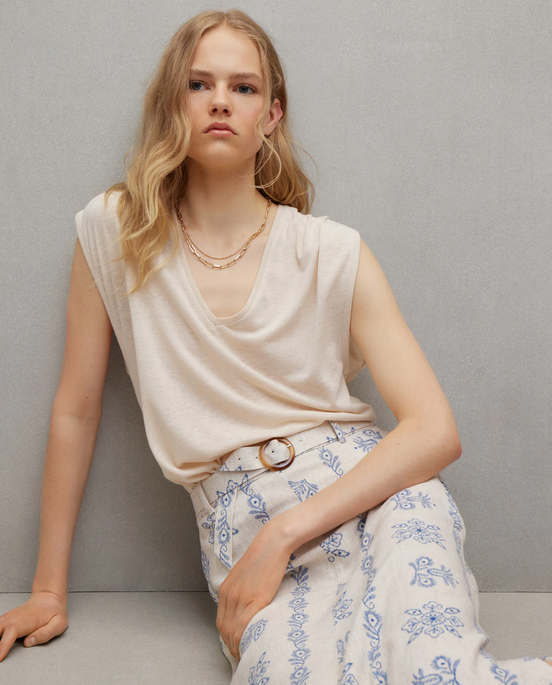 Женская футболка с V-образным вырезом и сборками из льна Easy Wear, цвет 850 Piedra
Женская футболка с V-образным вырезом и сборками из льна Easy Wear, цвет 850 Piedra