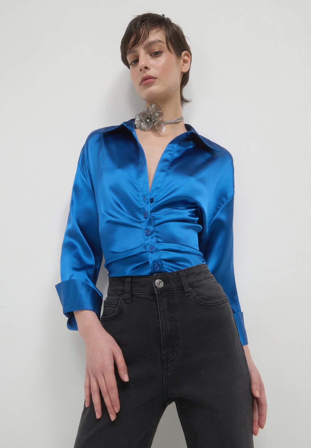 Блузка на пуговицах CROP SIMIL CON ARRICCIO Calliope, неоновый синий
Блузка на пуговицах CROP SIMIL CON ARRICCIO Calliope, неоновый синий