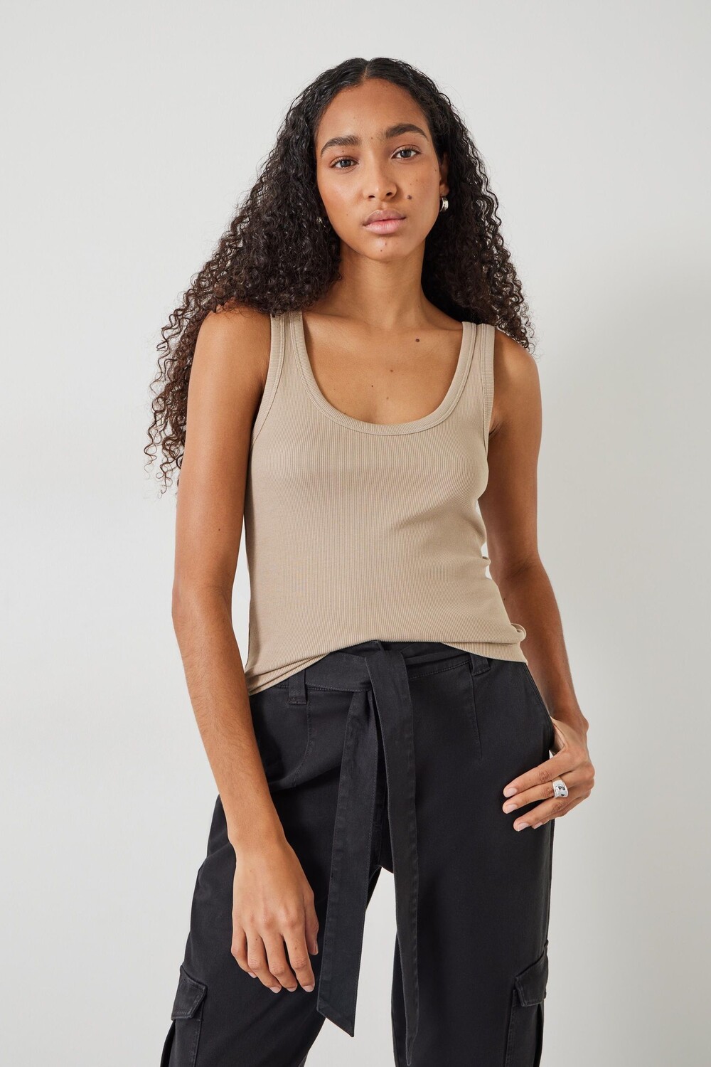 Приталенный жилет в рубчик с низким овальным вырезом Hush, белый
Приталенный жилет в рубчик с низким овальным вырезом Hush, белый